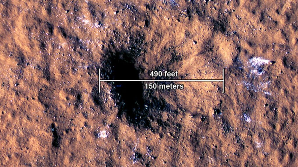 Le cratère fait 150 mètres de diamètre. // Source : NASA/JPL-Caltech/University of Arizona Le cratère fait 150 mètres de diamètre. // Source : NASA/JPL-Caltech/University of Arizona