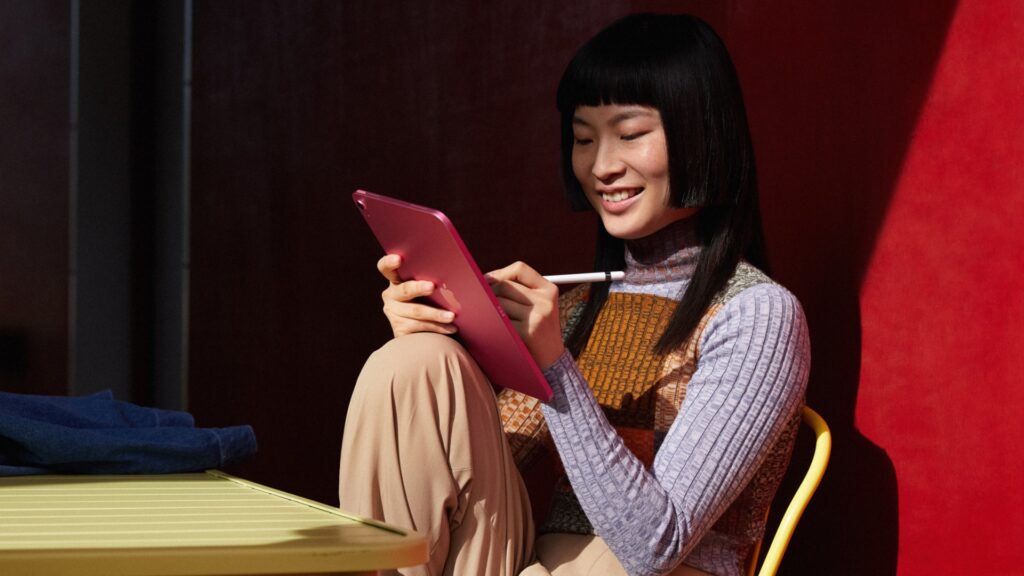 Cette personne est heureuse, mais elle vous cache qu'elle recharge son stylet avec un adaptateur. // Source : Apple Cette personne est heureuse, mais elle vous cache qu'elle recharge son stylet avec un adaptateur. // Source : Apple