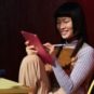 Cette personne est heureuse, mais elle vous cache qu'elle recharge son stylet avec un adaptateur. // Source : Apple Cette personne est heureuse, mais elle vous cache qu'elle recharge son stylet avec un adaptateur. // Source : Apple