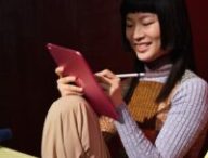 Cette personne est heureuse, mais elle vous cache qu'elle recharge son stylet avec un adaptateur. // Source : Apple Cette personne est heureuse, mais elle vous cache qu'elle recharge son stylet avec un adaptateur. // Source : Apple