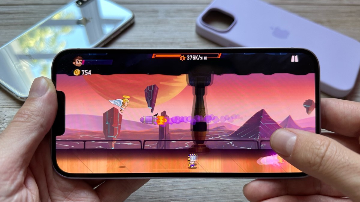 Pour jouer, ici à Jetpack Joyride 2, l'écran de l'iPhone 14 Plus est génial. // Source : Numerama Pour jouer, ici à Jetpack Joyride 2, l'écran de l'iPhone 14 Plus est génial. // Source : Numerama