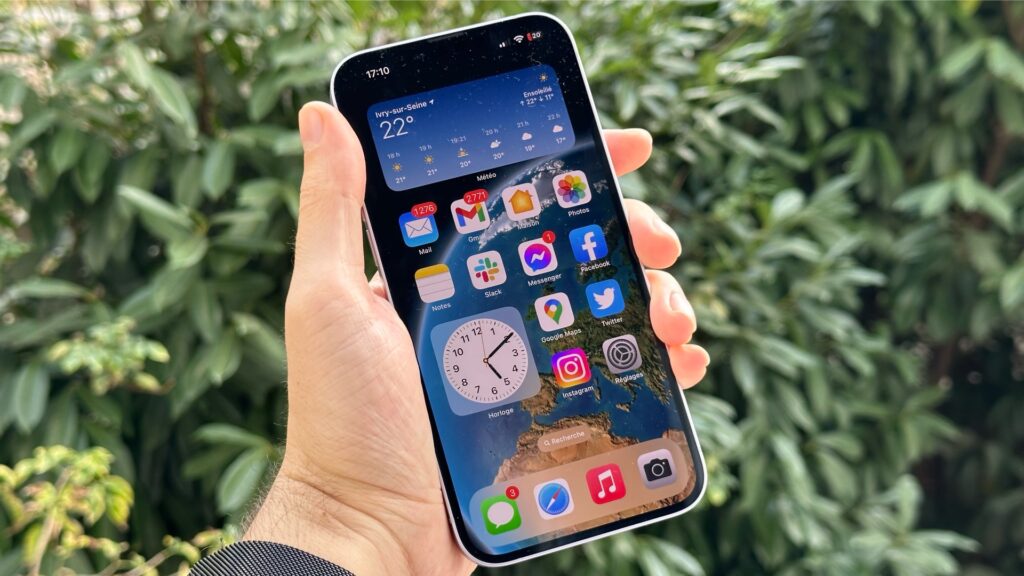 L'iPhone 14 Plus ne conviendra pas à toutes les mains, mais risque d'être un coup de cœur pour beaucoup. // Source : Numerama L'iPhone 14 Plus ne conviendra pas à toutes les mains, mais risque d'être un coup de cœur pour beaucoup. // Source : Numerama