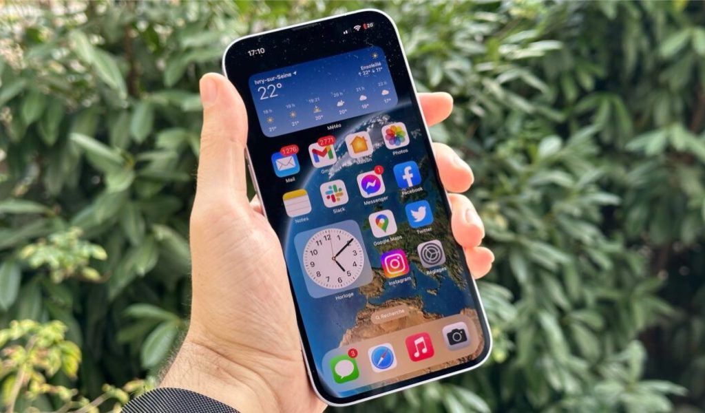 L'iPhone 14 Plus ne conviendra pas à toutes les mains, mais risque d'être un coup de cœur pour beaucoup. // Source : Numerama L'iPhone 14 Plus ne conviendra pas à toutes les mains, mais risque d'être un coup de cœur pour beaucoup. // Source : Numerama