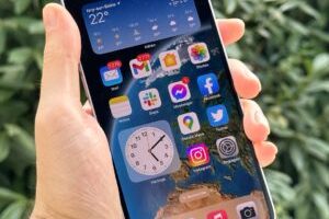 L'iPhone 14 Plus ne conviendra pas à toutes les mains, mais risque d'être un coup de cœur pour beaucoup. // Source : Numerama