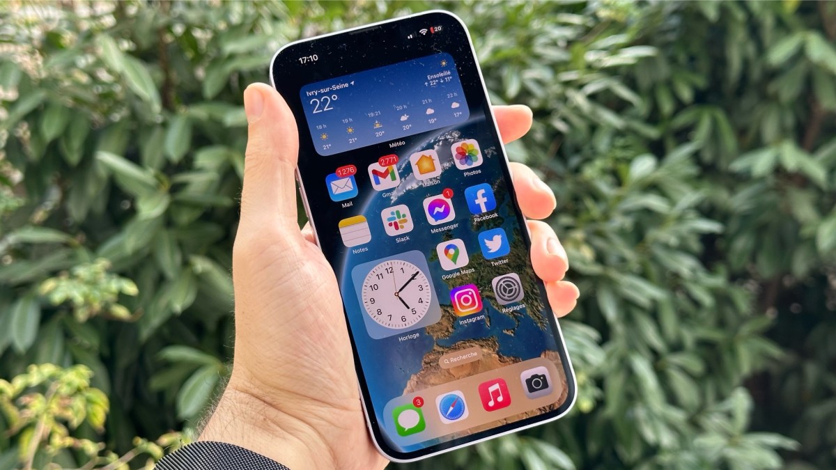 L'iPhone 14 Plus ne conviendra pas à toutes les mains, mais risque d'être un coup de cœur pour beaucoup. // Source : Numerama L'iPhone 14 Plus ne conviendra pas à toutes les mains, mais risque d'être un coup de cœur pour beaucoup. // Source : Numerama