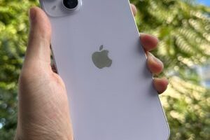 L'iPhone 14 Plus mauve. // Source : Numerama L'iPhone 14 Plus mauve. // Source : Numerama