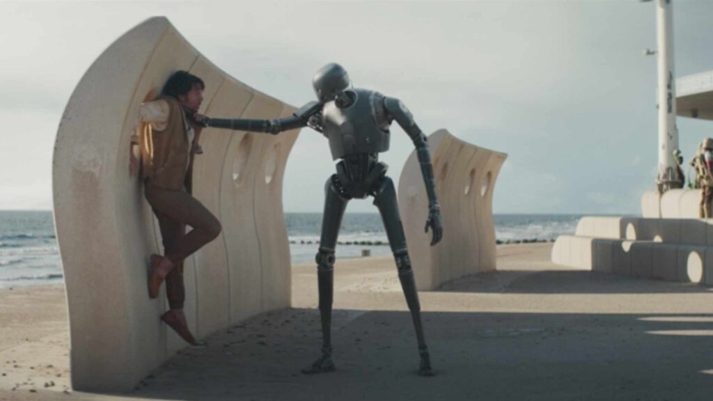 K2SO repose Cassian tout de suite // Source : Lucasfilm / Disney+ K2SO repose Cassian tout de suite // Source : Lucasfilm / Disney+