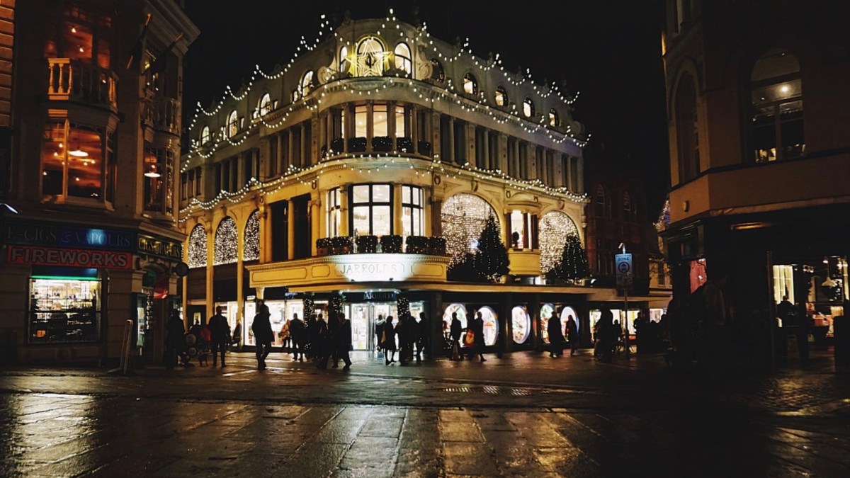 Des magasins illuminés la nuit // Source : pxhere Des magasins illuminés la nuit // Source : pxhere