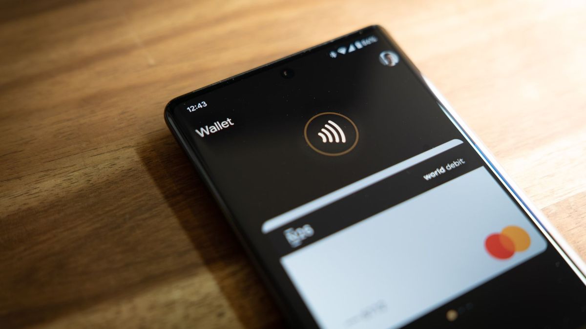 Un téléphone présentant le symbole NFC. // Source : Unsplash / Mika Baumeister Un téléphone présentant le symbole NFC. // Source : Unsplash / Mika Baumeister