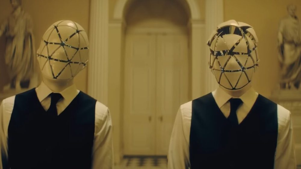 Des robots au look assez stylé dans Périphériques. // Source : Prime Video Des robots au look assez stylé dans Périphériques. // Source : Prime Video