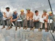 La célèbre photo Lunch atop a Skyscraper, 1932 en couleurs // Source : Charles Clyde Ebbets La célèbre photo Lunch atop a Skyscraper, 1932 en couleurs // Source : Charles Clyde Ebbets