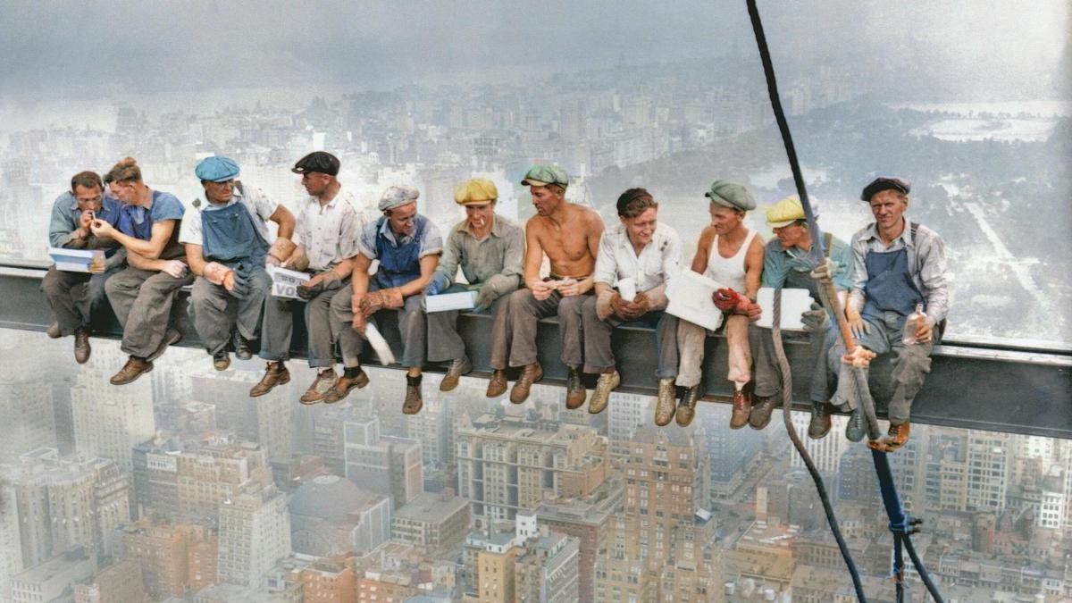 La célèbre photo Lunch atop a Skyscraper, 1932 en couleurs // Source : Charles Clyde Ebbets La célèbre photo Lunch atop a Skyscraper, 1932 en couleurs // Source : Charles Clyde Ebbets