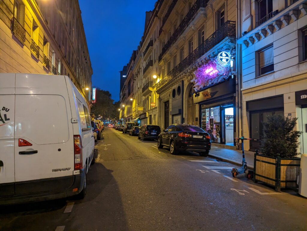 Sur cette image, il y a plein de sources de lumière différente. Les lampadaires, le restaurant… Le Pixel 7 ne se fait pas piéger. Il crée une image qui montre tout. // Source : Numerama Sur cette image, il y a plein de sources de lumière différente. Les lampadaires, le restaurant… Le Pixel 7 ne se fait pas piéger. Il crée une image qui montre tout. // Source : Numerama