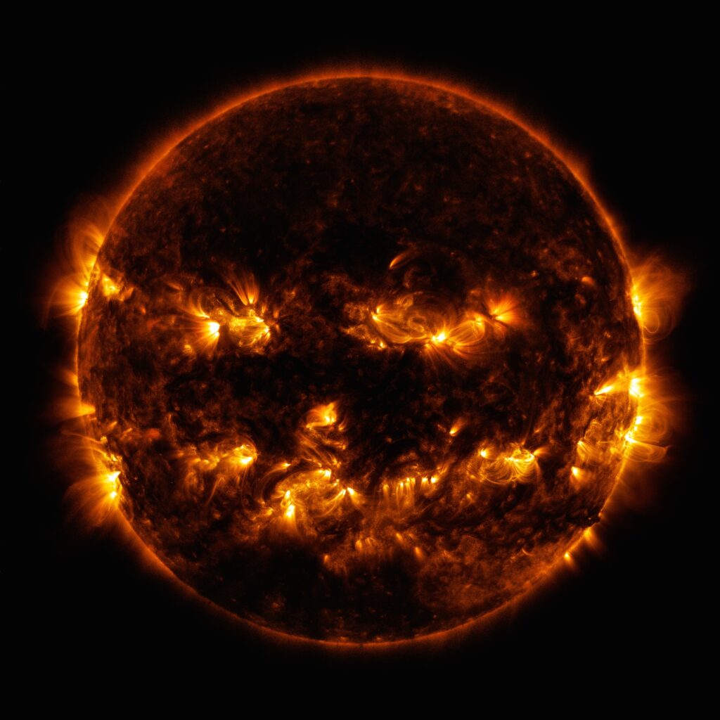 Photo du Soleil, où l'on dirait une citrouille-lanterne d'Halloween. // Source : Nasa, 2014 Photo du Soleil, où l'on dirait une citrouille-lanterne d'Halloween. // Source : Nasa, 2014
