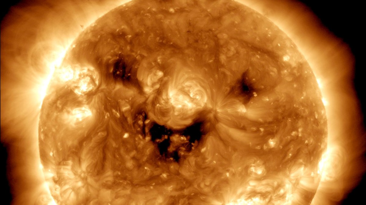 Une paréidolie où l'on dirait que le Soleil souri. // Source : Nasa Une paréidolie où l'on dirait que le Soleil souri. // Source : Nasa