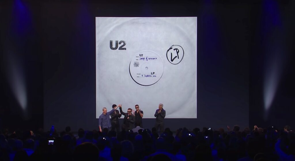 Tim Cook et Bono présentent leur "super idée" en 2014 // Source : YouTube/Apple Tim Cook et Bono présentent leur "super idée" en 2014 // Source : YouTube/Apple