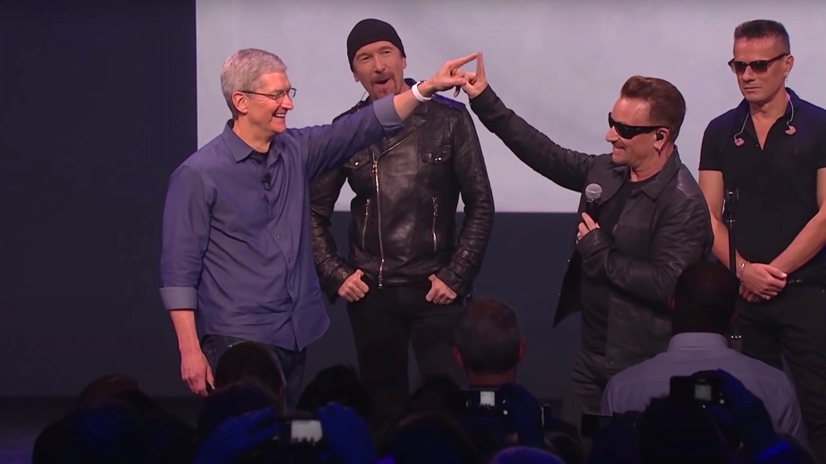 Tim Cook et Bono en 2014 // Source : YouTube/Apple Tim Cook et Bono en 2014 // Source : YouTube/Apple