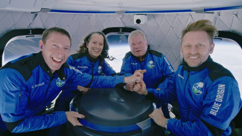 William Shatner et les autres voyageurs dans la capsule de Blue Origin. // Source : Blue Origin William Shatner et les autres voyageurs dans la capsule de Blue Origin. // Source : Blue Origin