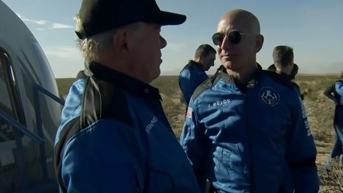 William Shatner, Jeff Bezos // Source : Blue Origin William Shatner, Jeff Bezos // Source : Blue Origin