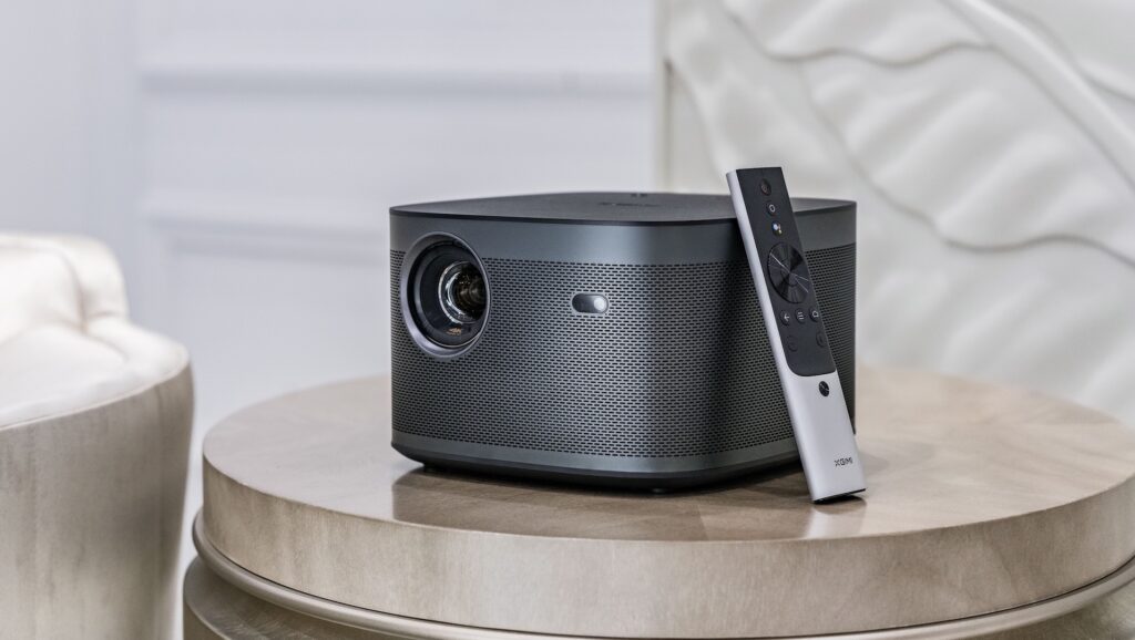 Le vidéoprojecteur XGimi Horizon Pro avec sa télécommande. // Source : XGimi. Le vidéoprojecteur XGimi Horizon Pro avec sa télécommande. // Source : XGimi.