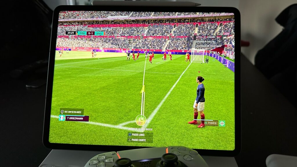 FIFA 23, lui, supporte la définition d’écran de l’iPad. Par contre, sans très bonne connexion, il lui arrive de bugger. La qualité 4K est au rendez-vous. // Source : Numerama FIFA 23, lui, supporte la définition d’écran de l’iPad. Par contre, sans très bonne connexion, il lui arrive de bugger. La qualité 4K est au rendez-vous. // Source : Numerama