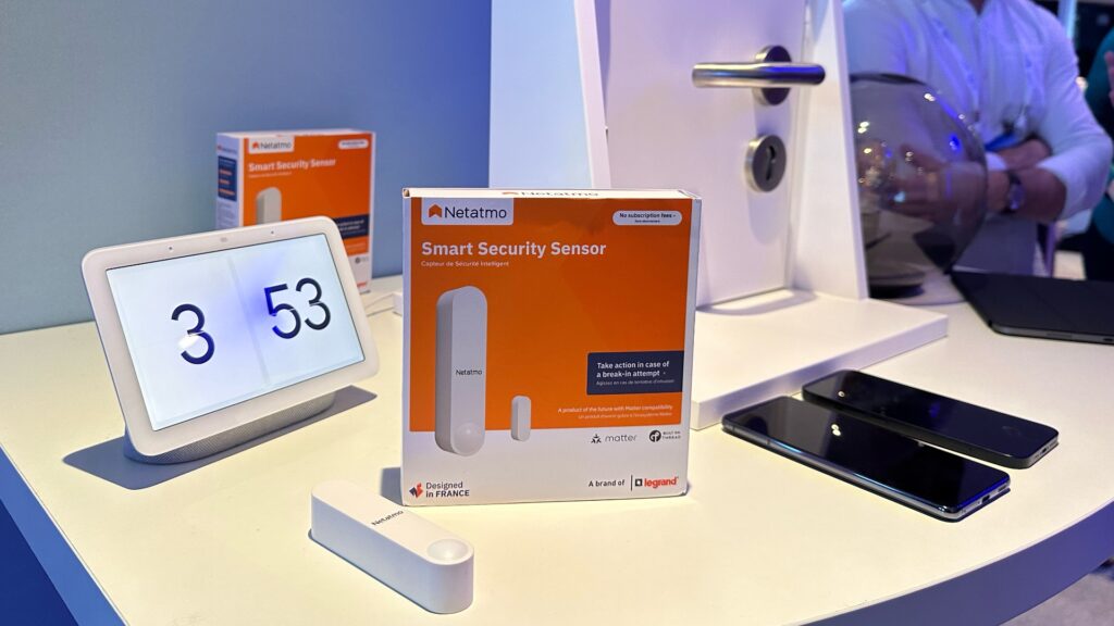 Le premier produit Matter de Netatmo est un détecteur d’ouverture de porte. Les anciens produits, déjà compatibles avec Apple/Amazon/Google, ne passeront pas à Matter. // Source : Numerama Le premier produit Matter de Netatmo est un détecteur d’ouverture de porte. Les anciens produits, déjà compatibles avec Apple/Amazon/Google, ne passeront pas à Matter. // Source : Numerama