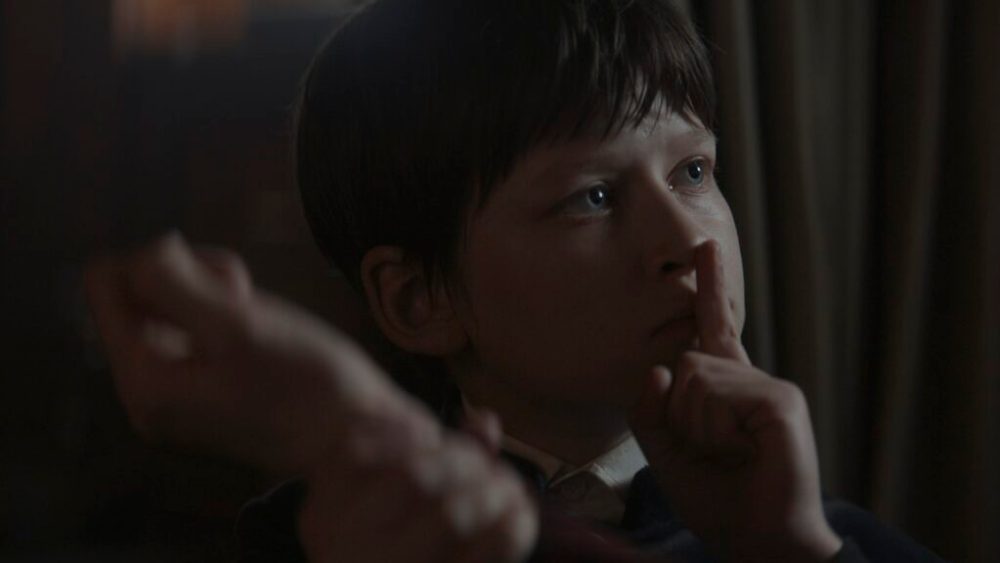 Secrets et twists s'enchaînent au fil des 8 épisodes // Source : Netflix Secrets et twists s'enchaînent au fil des 8 épisodes // Source : Netflix