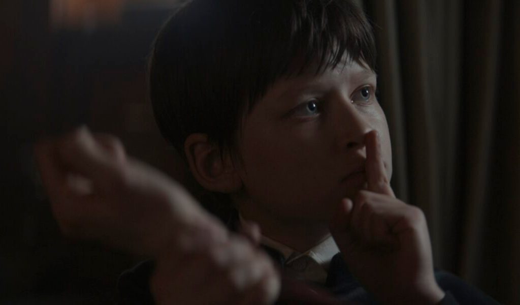 Secrets et twists s'enchaînent au fil des 8 épisodes // Source : Netflix Secrets et twists s'enchaînent au fil des 8 épisodes // Source : Netflix