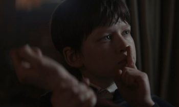 Secrets et twists s'enchaînent au fil des 8 épisodes // Source : Netflix