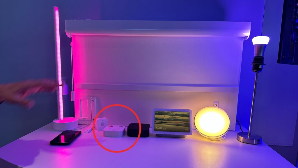 Chez Philips Hue, le pont (entouré ici) reste obligatoire. C’est lui qui passe à Matter, pas les ampoules. En tout cas pour l’instant. // Source : Numerama Chez Philips Hue, le pont (entouré ici) reste obligatoire. C’est lui qui passe à Matter, pas les ampoules. En tout cas pour l’instant. // Source : Numerama
