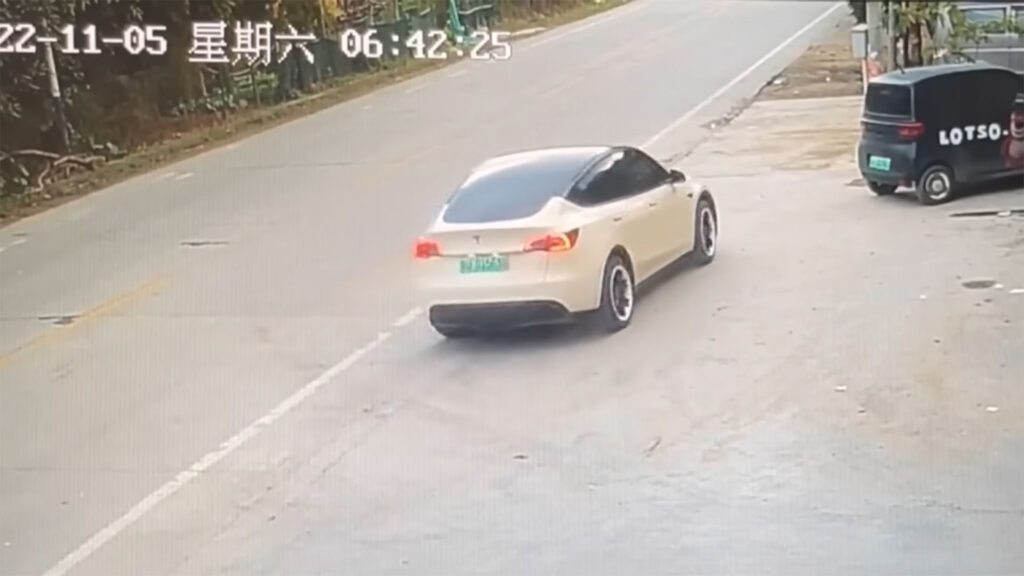 Extrait video de l'accident Tesla en Chine // Source : Capture Youtube Extrait video de l'accident Tesla en Chine // Source : Capture Youtube