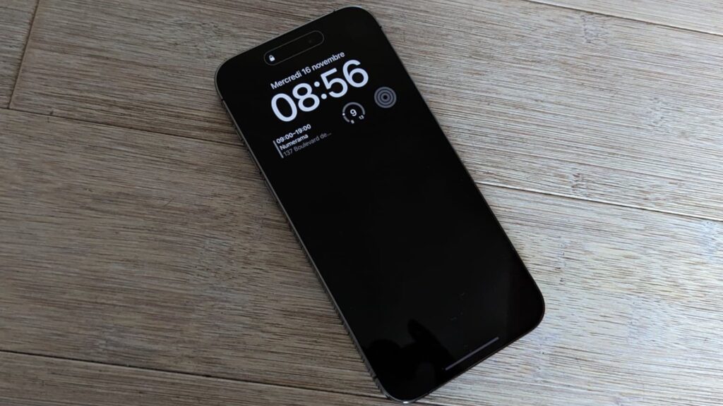 Les iPhone Pro peuvent afficher l'heure en permanence grâce à leurs écrans 1-120 Hz. // Source : Numerama Les iPhone Pro peuvent afficher l'heure en permanence grâce à leurs écrans 1-120 Hz. // Source : Numerama