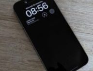 Les iPhone Pro peuvent afficher l'heure en permanence grâce à leurs écrans 1-120 Hz. // Source : Numerama Les iPhone Pro peuvent afficher l'heure en permanence grâce à leurs écrans 1-120 Hz. // Source : Numerama