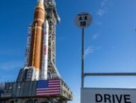 Le SLS roule vers le pas de tir pour la mission Artémis II. // Source : Flickr/Nasa HQ Photos (image modifiée)