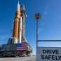 Le SLS roule vers le pas de tir pour la mission Artémis II. // Source : Flickr/Nasa HQ Photos (image modifiée) Le SLS roule vers le pas de tir pour la mission Artémis II. // Source : Flickr/Nasa HQ Photos (image modifiée)