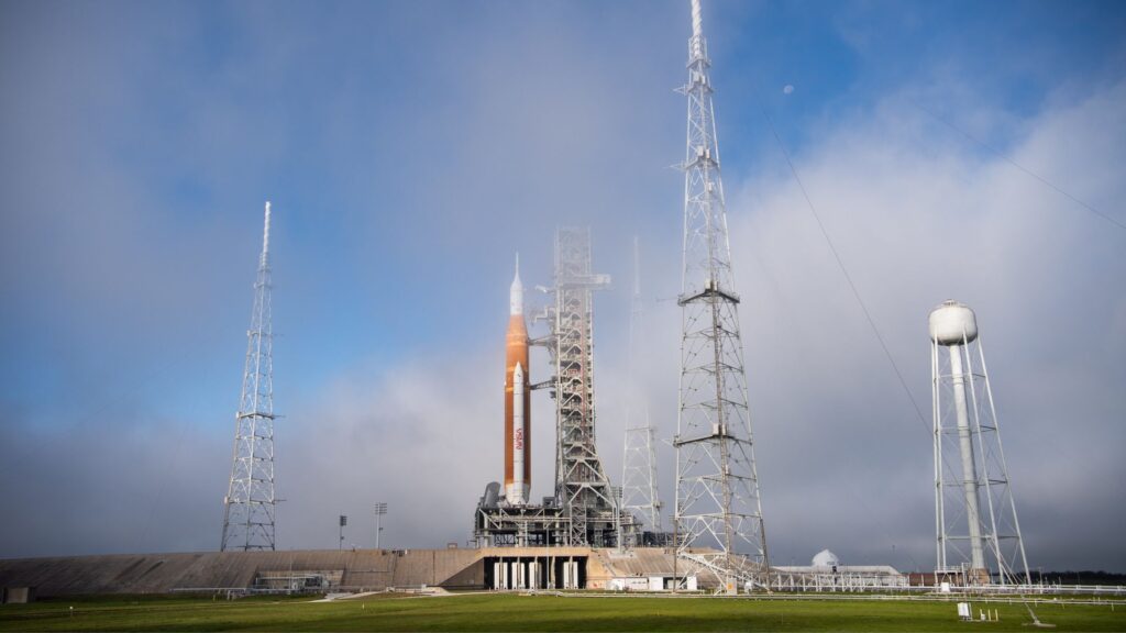 La fusée SLS, le 12 novembre. // Source : Flickr/CC/NASA/Joel Kowsky (photo recadrée) La fusée SLS, le 12 novembre. // Source : Flickr/CC/NASA/Joel Kowsky (photo recadrée)