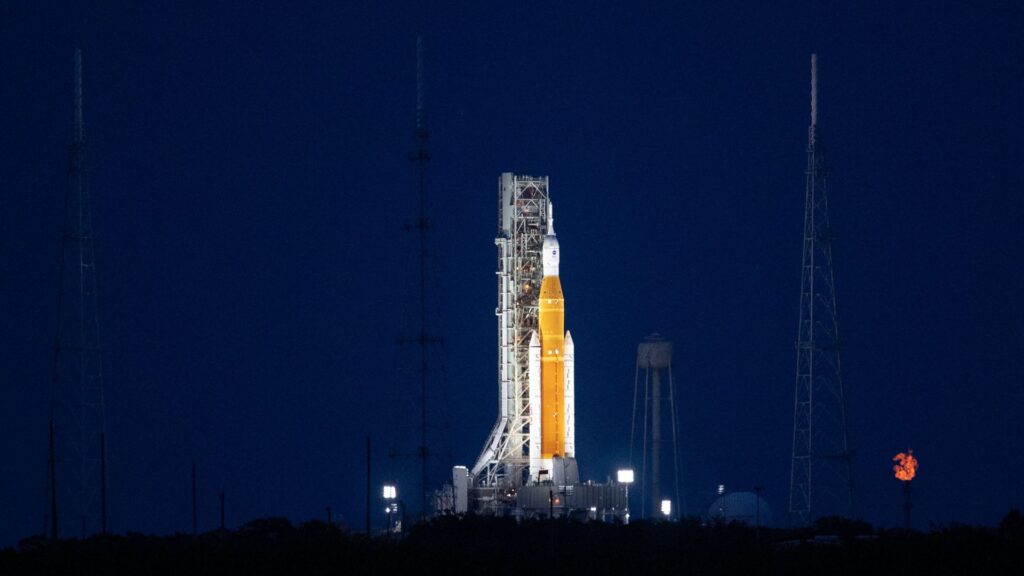 La fusée SLS le 16 novembre 2022. // Source : Flickr/CC/NASA/Joel Kowsky (photo recadrée) La fusée SLS le 16 novembre 2022. // Source : Flickr/CC/NASA/Joel Kowsky (photo recadrée)