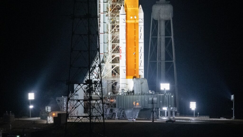 Intervention de l'équipe sur le pas de tir du SLS. // Source : Flickr/CC/NASA/Joel Kowsky (photo recadrée) Intervention de l'équipe sur le pas de tir du SLS. // Source : Flickr/CC/NASA/Joel Kowsky (photo recadrée)