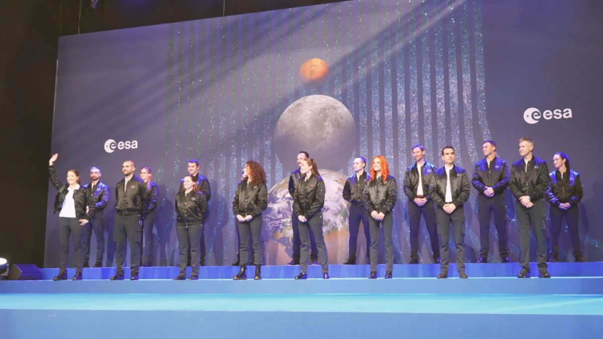 Les nouveaux astronautes de l'ESA. // Source : ESA - P. Sebirot ; modification Canva Les nouveaux astronautes de l'ESA. // Source : ESA - P. Sebirot ; modification Canva