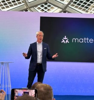 Tobin Richardson, le CEO de l’alliance CSA, lors du lancement de Matter le 3 novembre. // Source : Numerama
