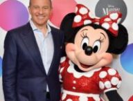 Bob Iger, avec Minnie, en 2018. // Source : Disney Bob Iger, avec Minnie, en 2018. // Source : Disney
