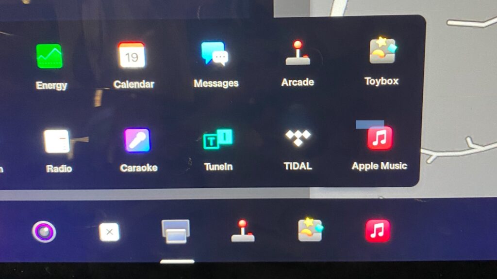 Apple Music dans une voiture Tesla // Source : Twitter Aaron Cash Apple Music dans une voiture Tesla // Source : Twitter Aaron Cash