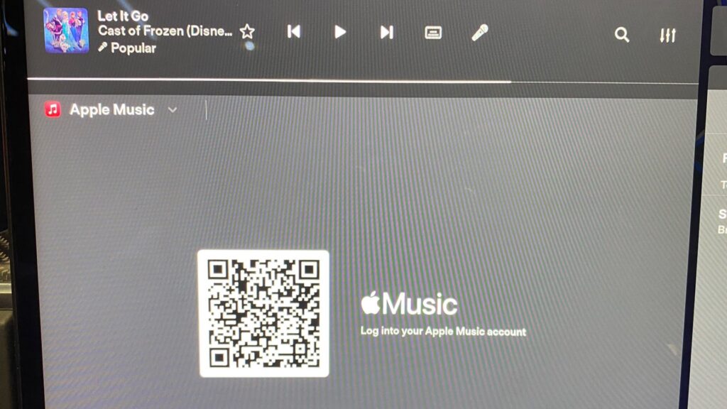 Apple Music dans une voiture Tesla // Source : Twitter Aaron Cash Apple Music dans une voiture Tesla // Source : Twitter Aaron Cash