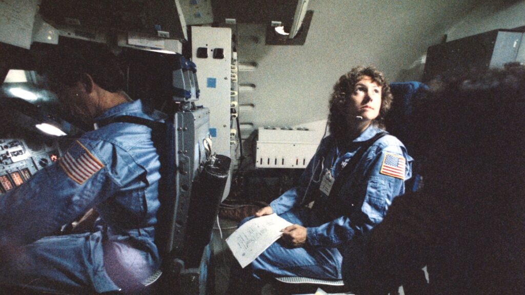 Christa McAuliffe pendant un entrainement en 1985. // Source : Flickr/Nasa (photo recadrée) Christa McAuliffe pendant un entrainement en 1985. // Source : Flickr/Nasa (photo recadrée)