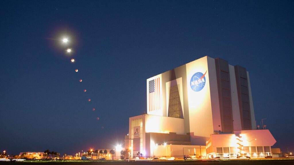 Regardez au-dessus de la Lune, Mars se cache aussi dans l'image. // Source : Flickr/CC/NASA/Joel Kowsky (photo recadrée) Regardez au-dessus de la Lune, Mars se cache aussi dans l'image. // Source : Flickr/CC/NASA/Joel Kowsky (photo recadrée)