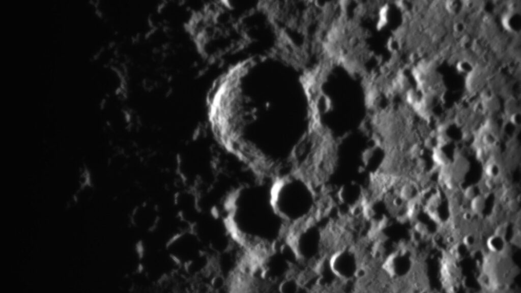 Zoom dans la photo prise par le satellite. // Source : Via Twitter @EQUULEUS_en Zoom dans la photo prise par le satellite. // Source : Via Twitter @EQUULEUS_en