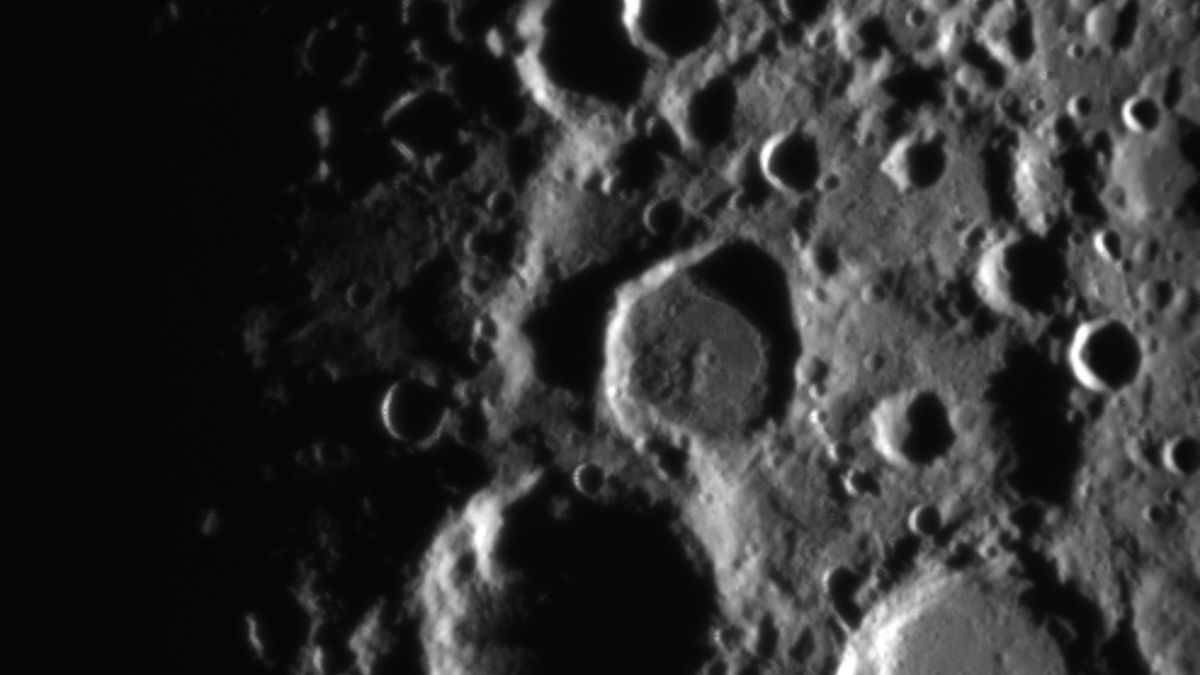 Jour et nuit sur la Lune. // Source : Via Twitter @EQUULEUS_en Jour et nuit sur la Lune. // Source : Via Twitter @EQUULEUS_en