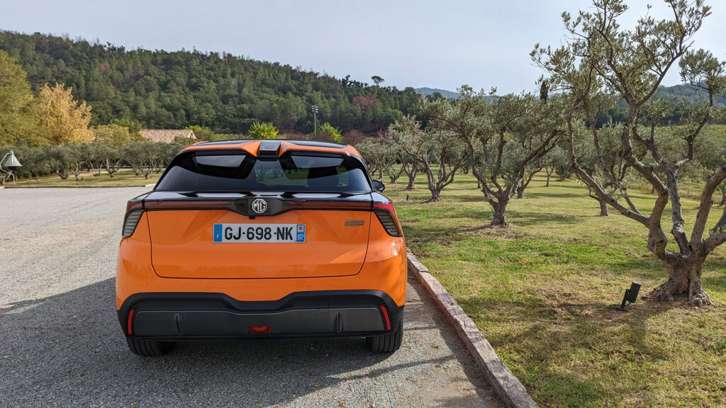 MG4 en finition luxury avec son double aileron // Source : Raphaelle Baut MG4 en finition luxury avec son double aileron // Source : Raphaelle Baut