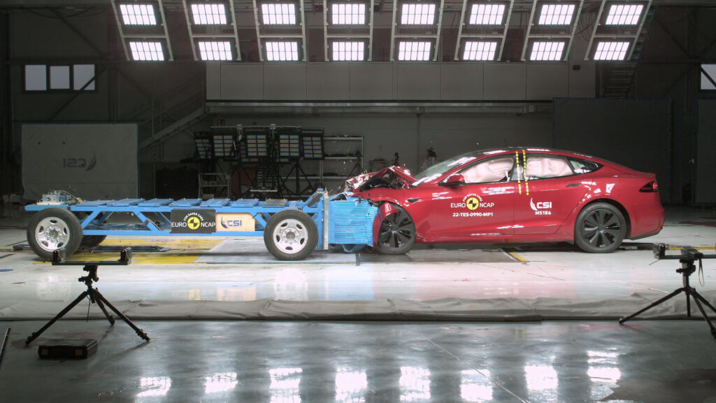 Tesla Model S lors des crash-tests Euro NCAP // Source : Euro NCAP Tesla Model S lors des crash-tests Euro NCAP // Source : Euro NCAP
