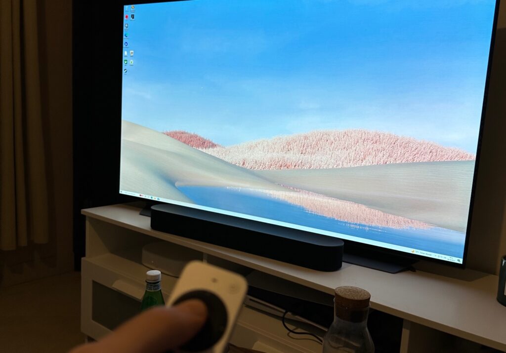 Sur Apple TV, le pavé tactile de la télécommande permet de déplacer la souris. // Source : Numerama Sur Apple TV, le pavé tactile de la télécommande permet de déplacer la souris. // Source : Numerama